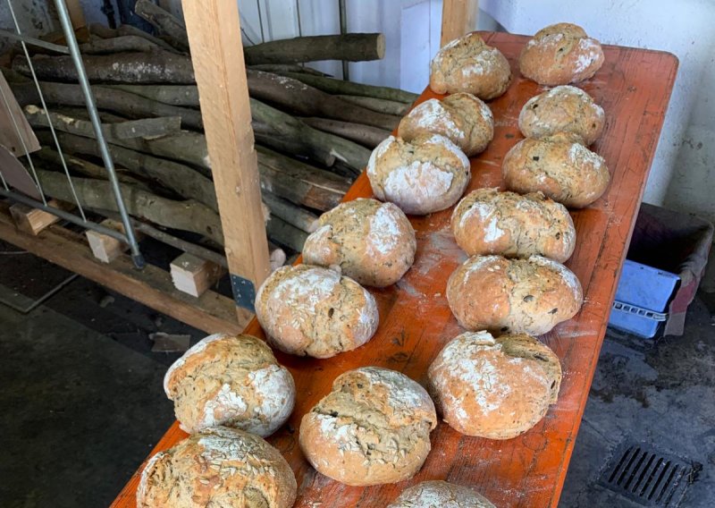 Brote auf einem Tisch vom Backen im Backhaus