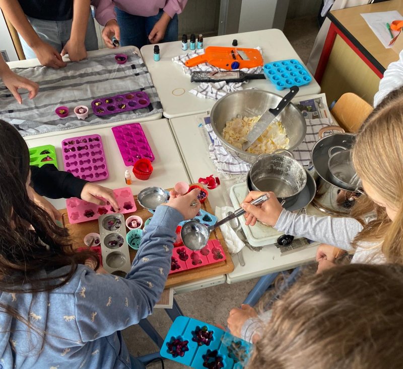 Schülerinnen beim herstellen von Seifen aus dem Projekt Naturkosmetik.