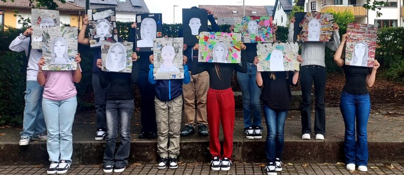Schüler die vor ihr Gesicht jeweils ein Selbstportrait halten. Aus dem Projekt: Rund ums Portrait.