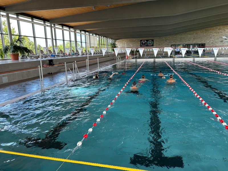 Schüler die im Pool einen Triathlon schwimmen.