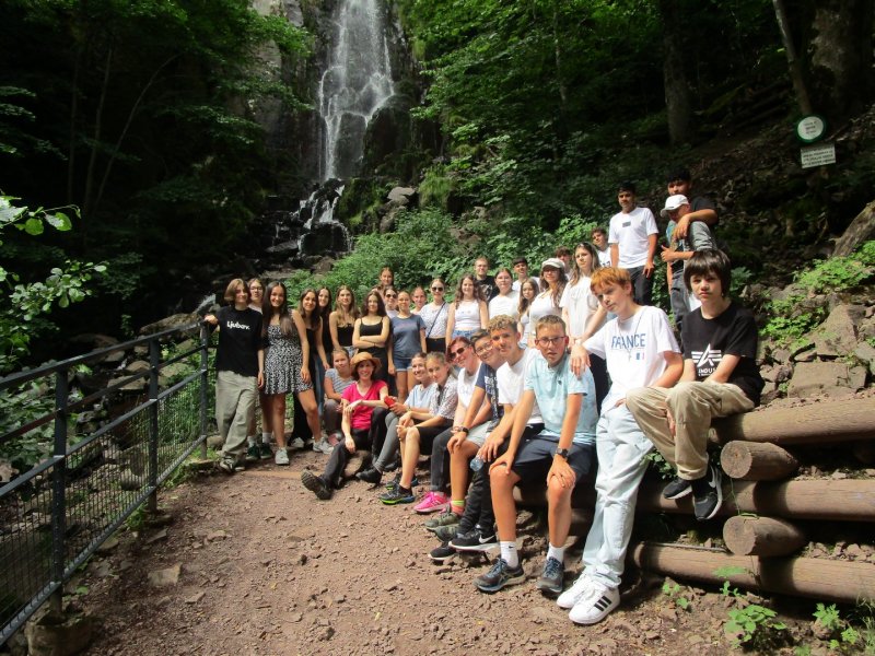 Gruppenbild einer Klasse vor dem Wasserfall in Nideck