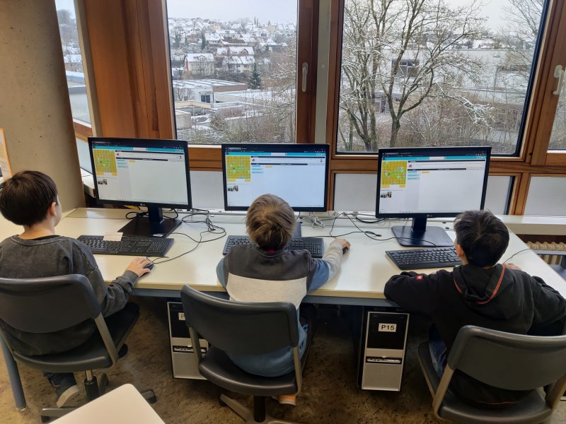 Tag der offenen Tür Informatik Bereich vor Computern.