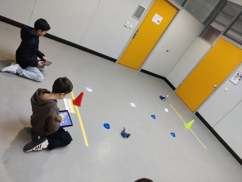 Tag der offenen Tür Informatik Bereich beim Roboter rennen.