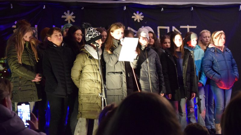 Bild aus dem Winterdorf bei einem Vortrag junger Schüler.