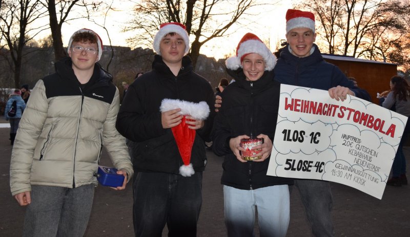 Ein Bild von vier Jungs von der Weihnachtstombola des Winterdorfes.