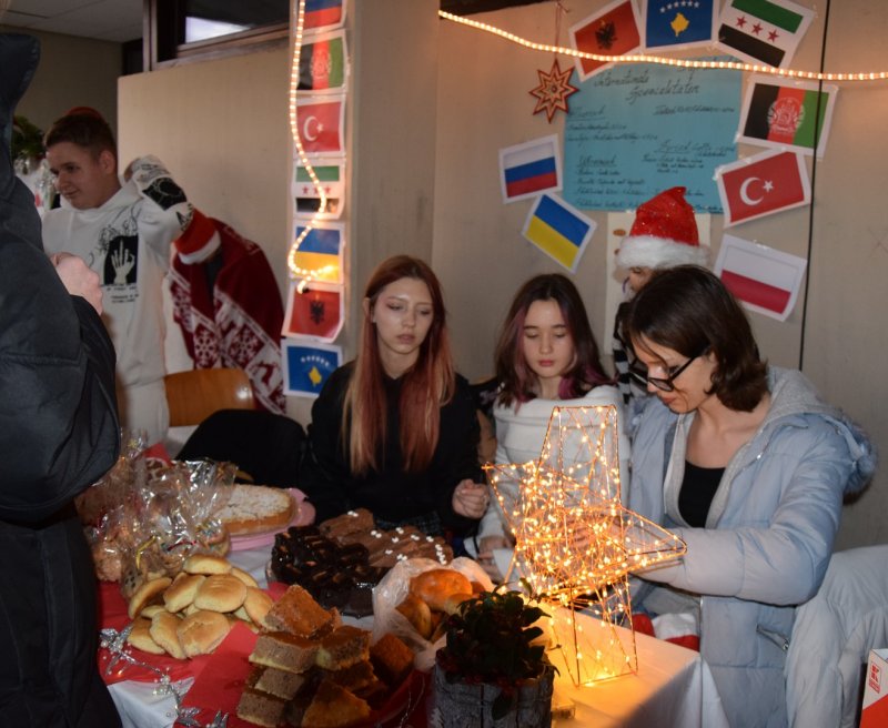 Bild aus dem Winterdorf bei einem Gebäckverkaufsstandes.