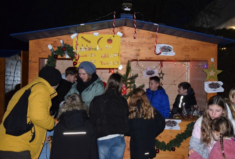 Bild aus dem Winterdorf bei einem Getränkeverkaufsstandes.