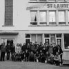 Eine Schulklasse steht vor einem Gebäude